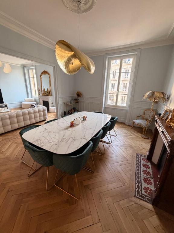 een grote woonkamer met een tafel en stoelen bij Large beautiful Apartment in the heart of Aurillac in Aurillac
