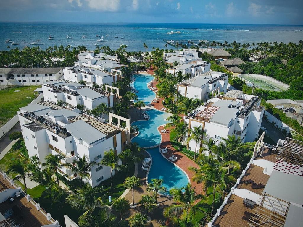 uma vista aérea do resort em Beach Front Luxury apartment Punta Cana L-101 em Punta Cana