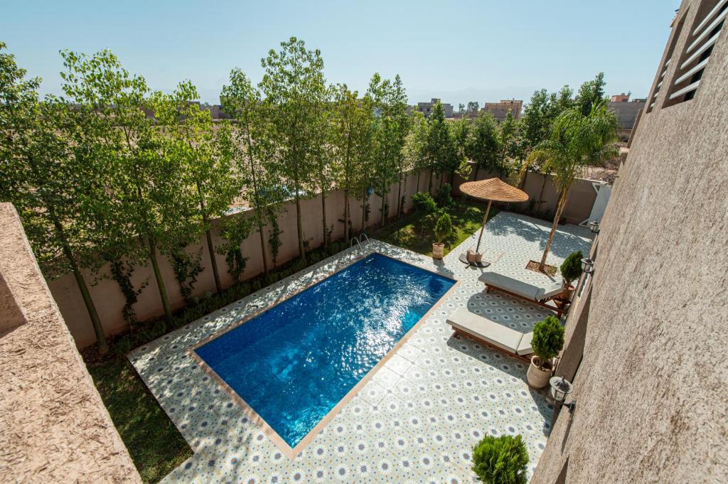 an overhead view of a swimming pool in a backyard at Villa Mazigh & piscine in Marrakech