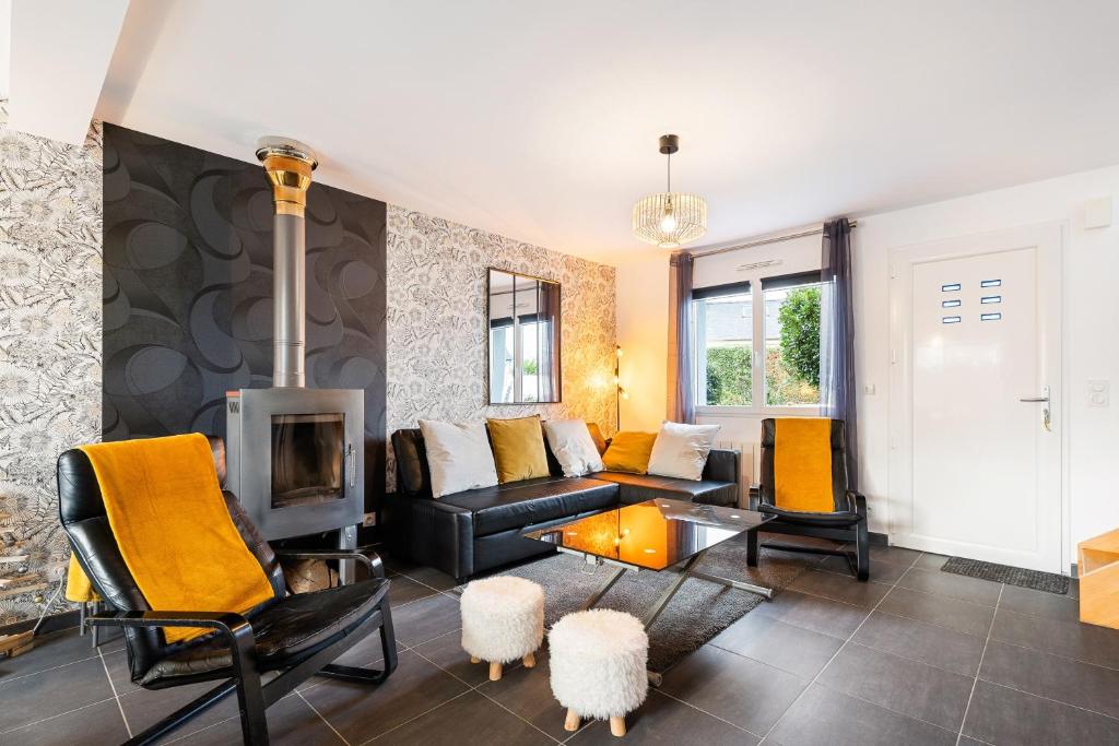 ディナールにあるKer Marjac 3 étoiles avec jaccuzziのソファと暖炉のあるリビングルーム