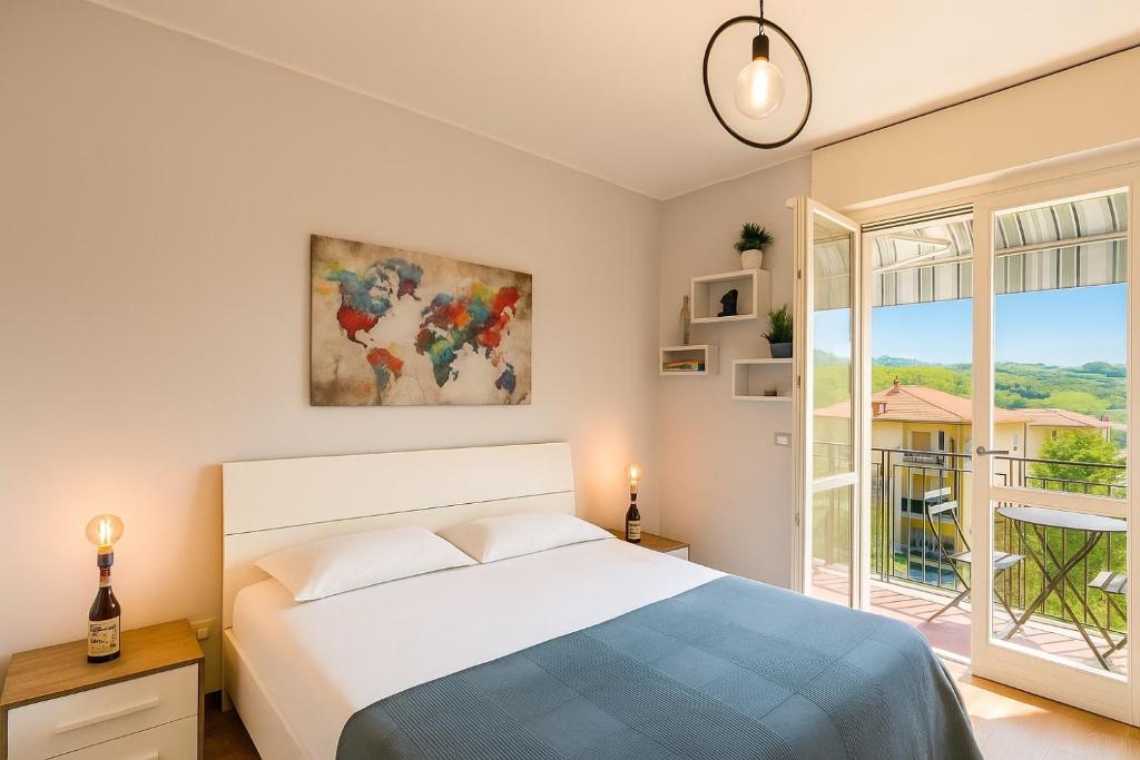 Una cama o camas en una habitación de VinHome