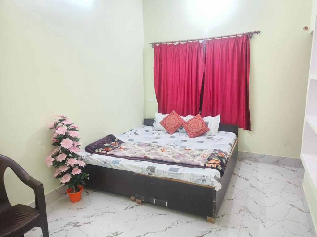 Ένα ή περισσότερα κρεβάτια σε δωμάτιο στο Kashi darshan