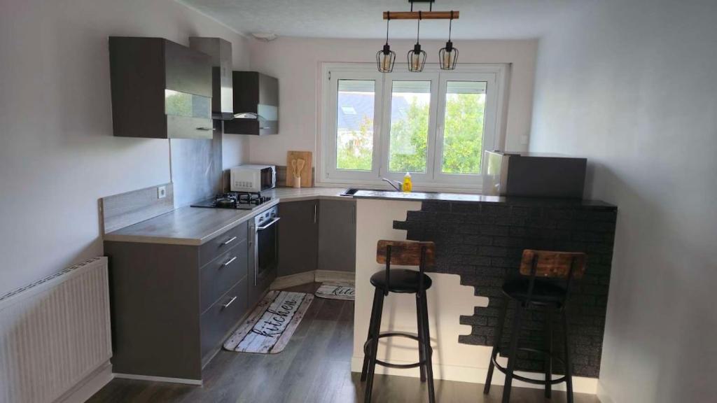 サン・ナゼールにあるEscale Atlantiqueのキッチン(カウンター、バースツール2つ付)