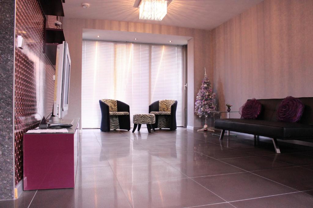una sala de estar con un árbol de Navidad y un sofá en Luxe Gastenverblijf Kamerton, en Venray