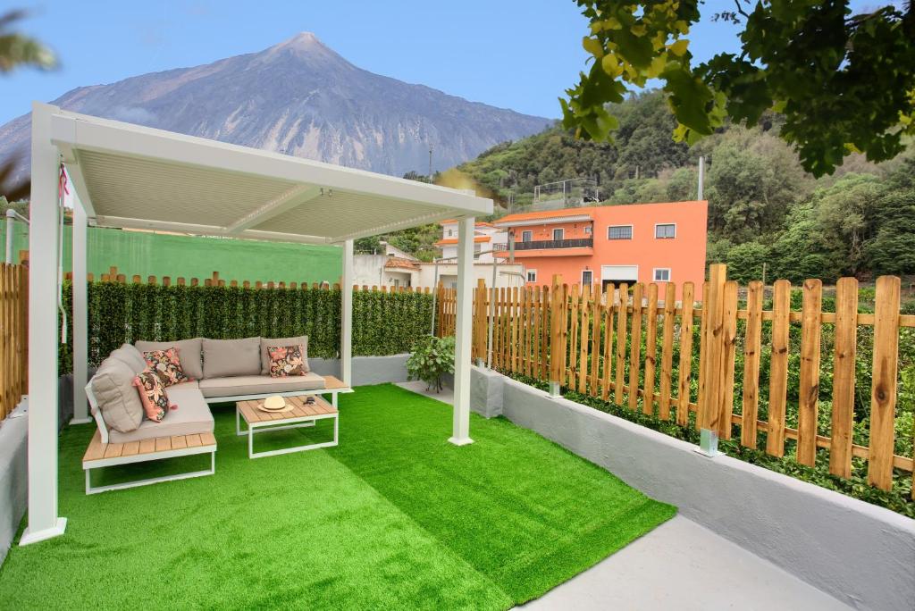 a backyard with a gazebo and green grass at Los Abuelos 3 Icod in Icod de los Vinos