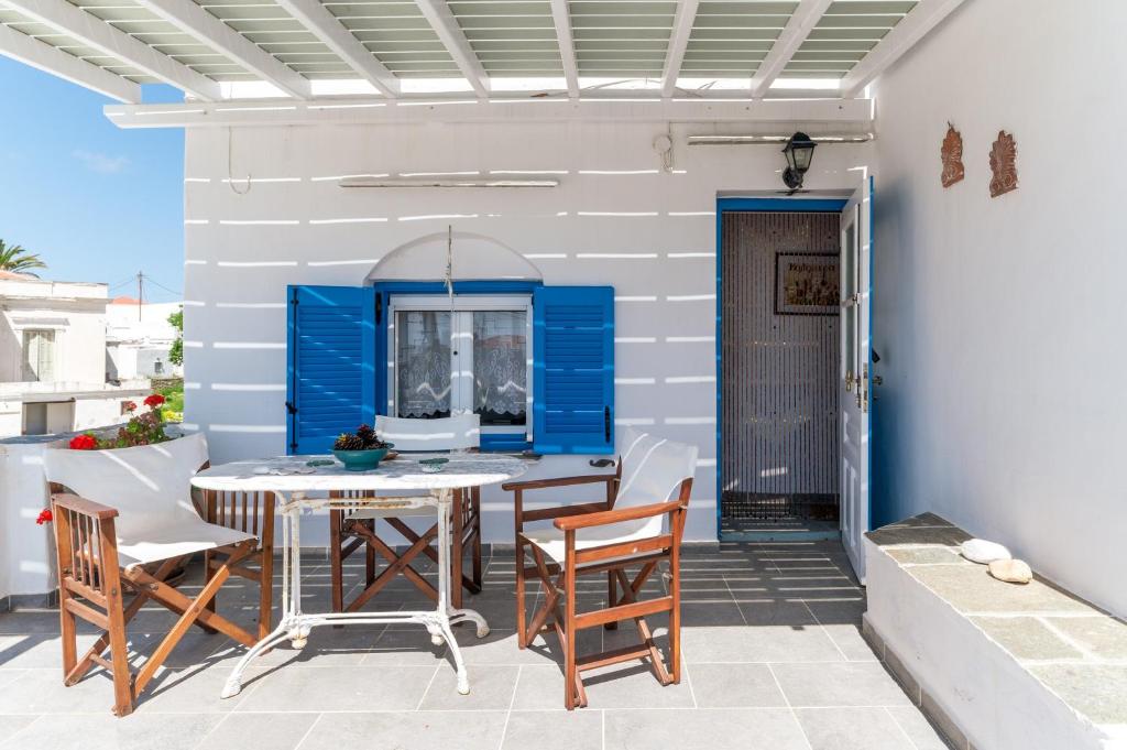 un patio con mesa y sillas en Penny 's House, en Artemonas