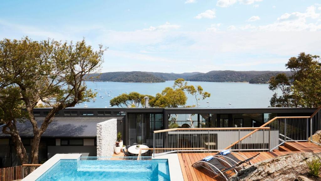 ein Haus mit Blick aufs Wasser in der Unterkunft Coomalie in Palm Beach