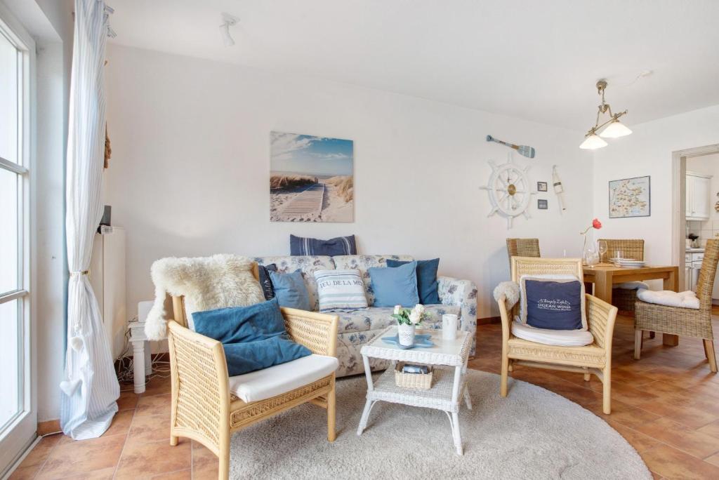 オストゼーバート・ゼリンにあるFewo Yachthafenblick Nr 5のソファと椅子とテーブルのあるリビングルーム