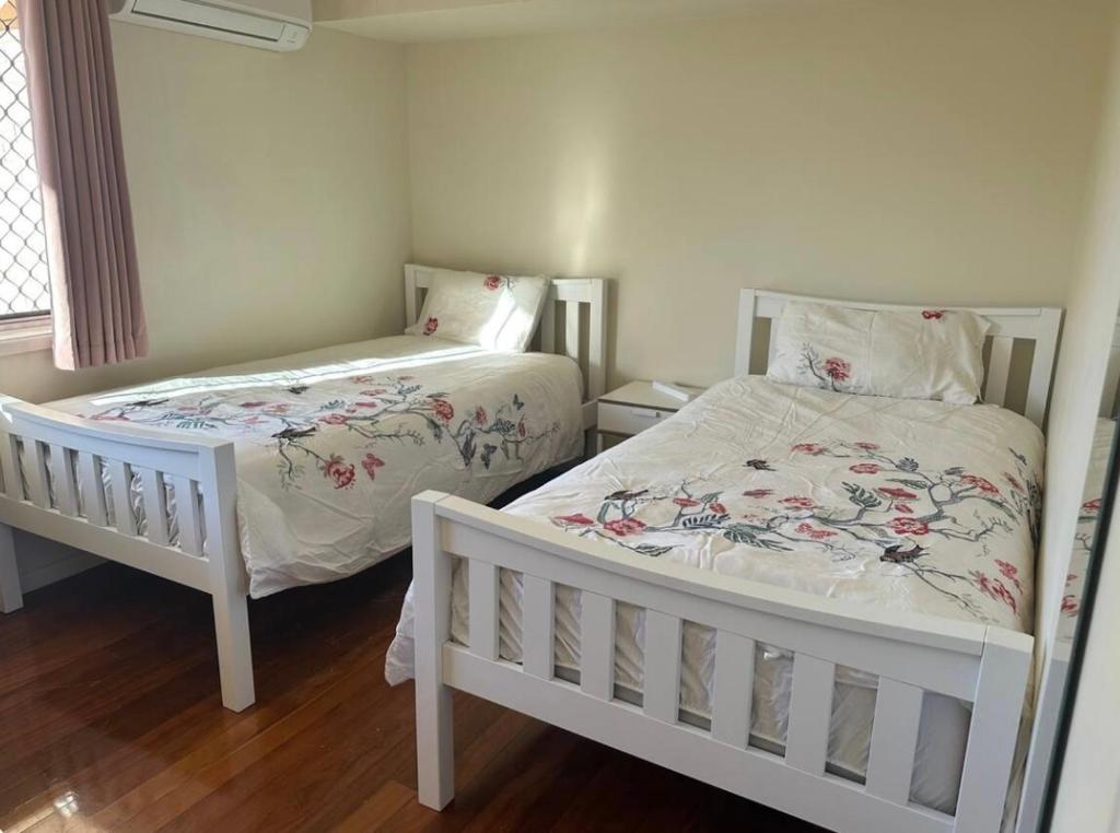 Ένα ή περισσότερα κρεβάτια σε δωμάτιο στο Granadilla st 2张超大单人床走路到商场公交站 G3