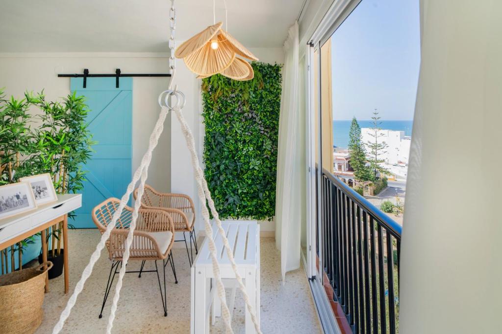 マタラスカニャスにあるTurquesa Y Salの海の景色を望むバルコニー