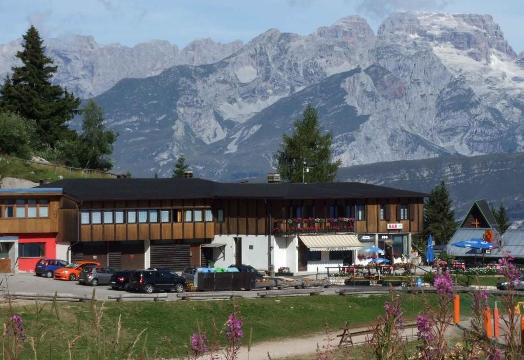 ein Gebäude mit einem Berg im Hintergrund in der Unterkunft Residence Prada in Vason