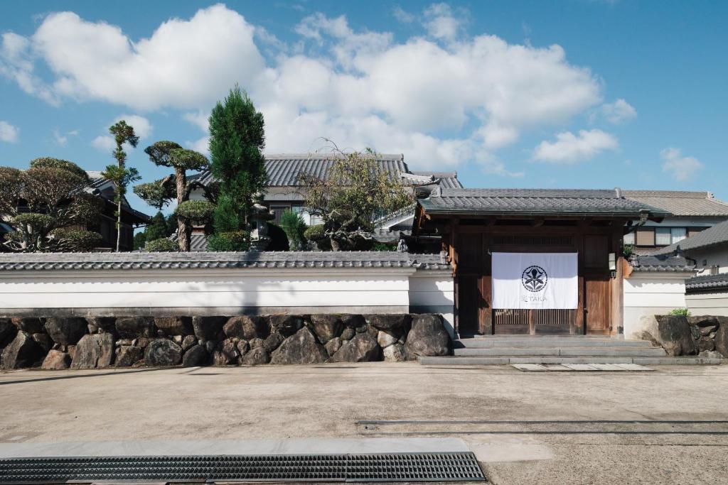 ein Gebäude mit einem weißen Schild darauf in der Unterkunft ゆたか in Kajiya