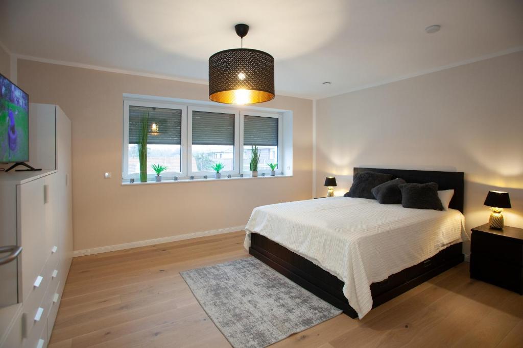 a bedroom with a bed and a window at Über den Dächern von Grasbergs City in Grasberg