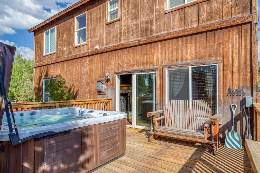 Bazén v ubytování 017 - Malabar Paradise - Big Bear Getaway nebo v jeho okolí