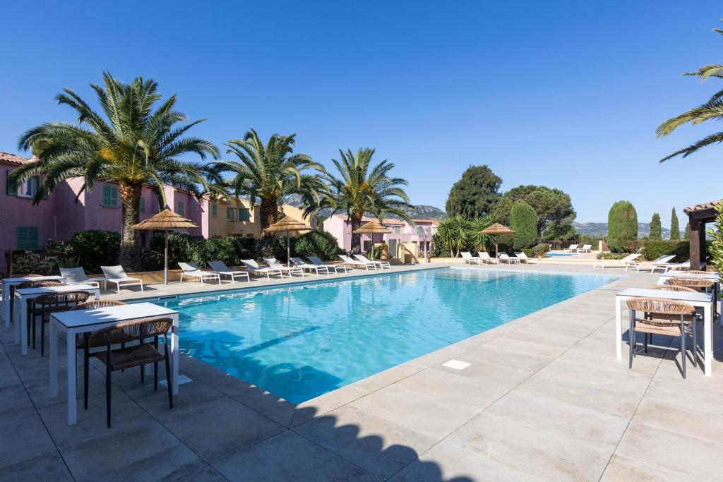 Galeriebild der Unterkunft Studio dans résidence avec piscine in Calvi
