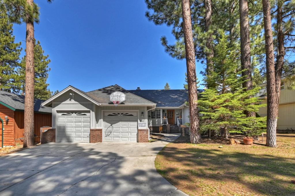 una casa con garaje y entrada para coches en 118 - Pinecrest Getaway - Big Bear Getaway, en Big Bear Lake
