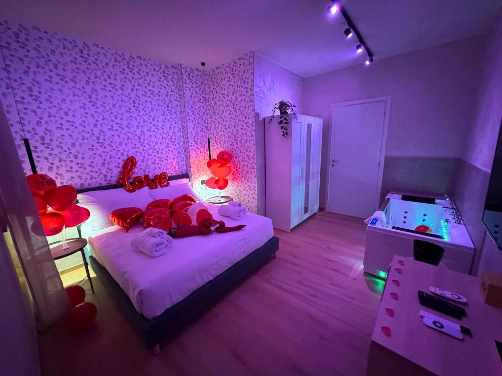 Postel nebo postele na pokoji v ubytování SuiteHeart Torino Private Jacuzzi
