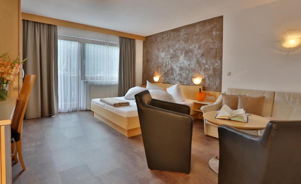 Postel nebo postele na pokoji v ubytování Hotel Silvretta