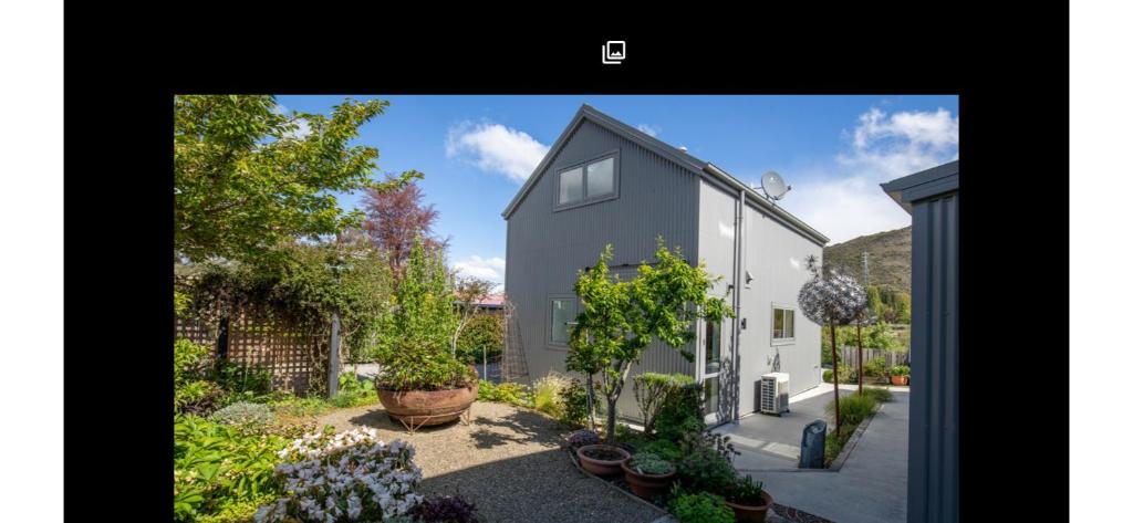 クライドにあるMiners Lane Guest Houseの庭植物の大白い家