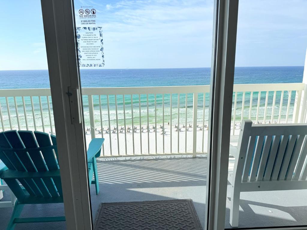 - un balcon avec une chaise et une vue sur la plage dans l'établissement Pelican Beach Resort unit #903, à Destin
