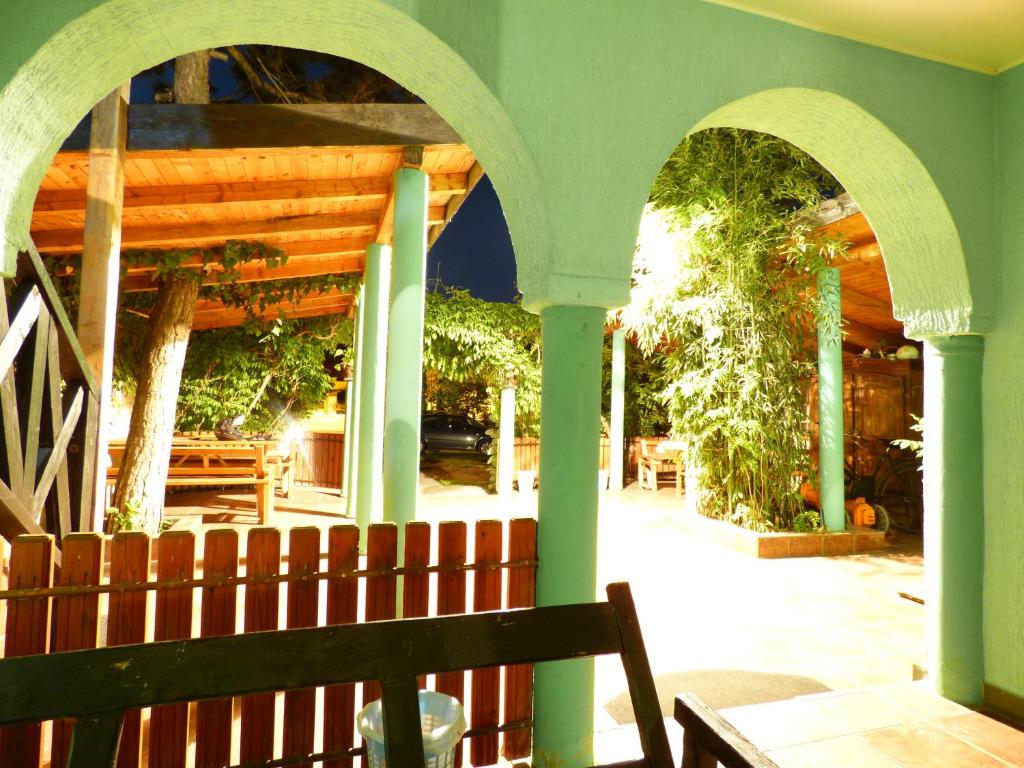 Ein Garten an der Unterkunft Vila Palma Palic