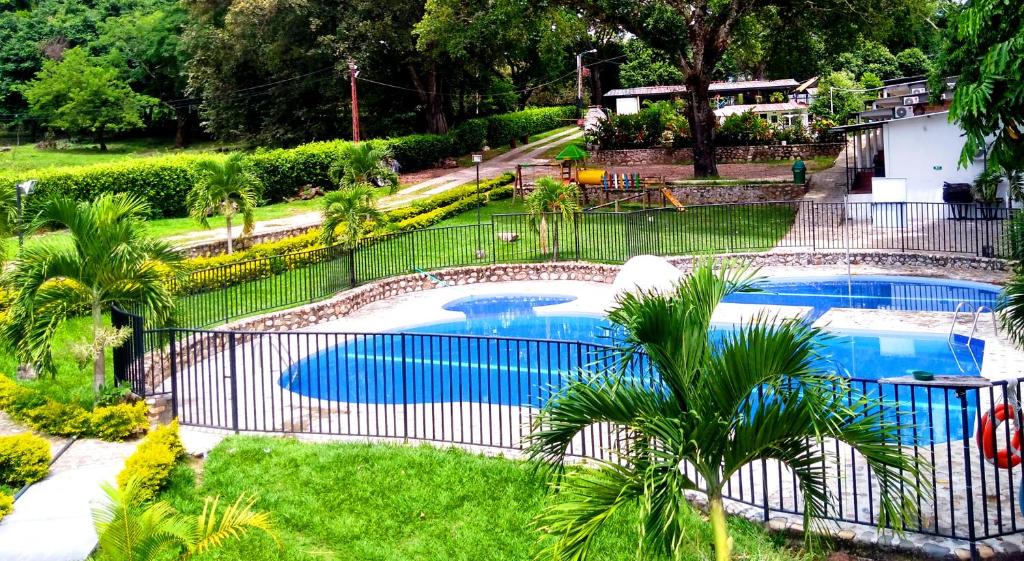 Πισίνα στο ή κοντά στο Hotel Llano Grande Rivera