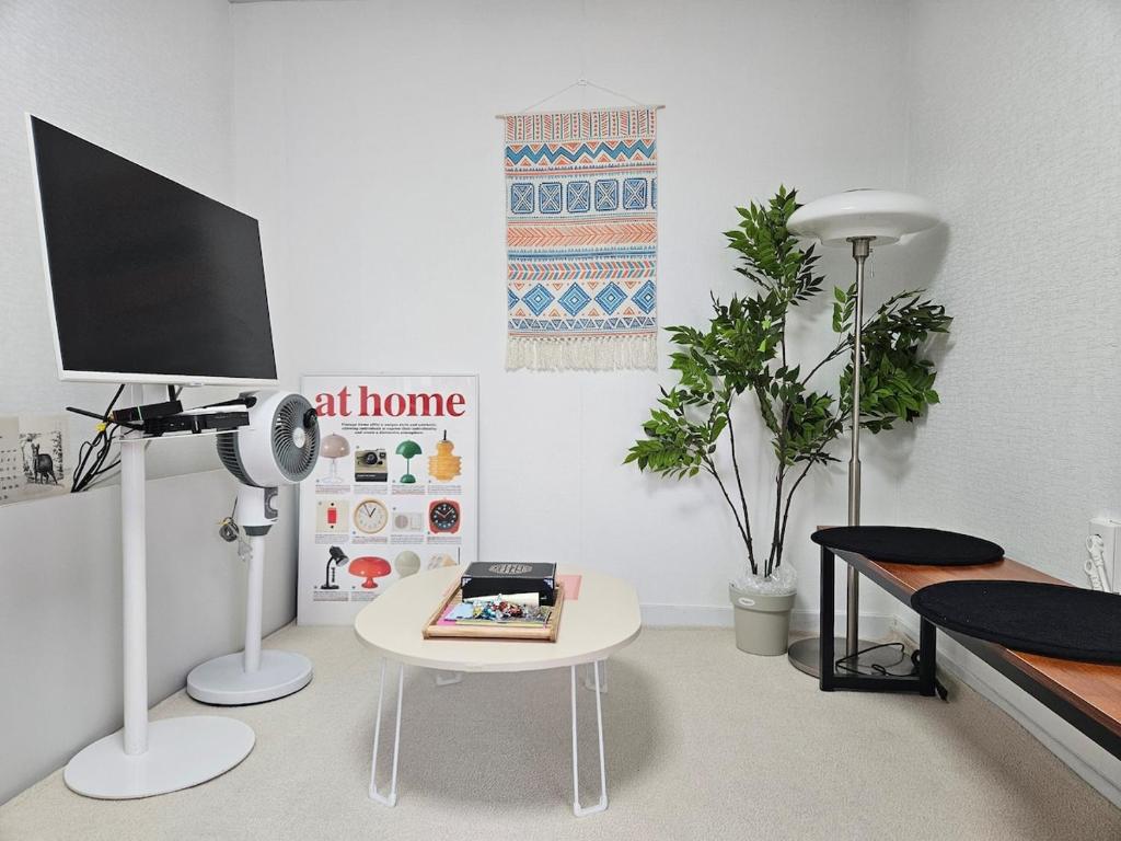 a room with a tv and a table with a television at Namsan Nest in Seoul
