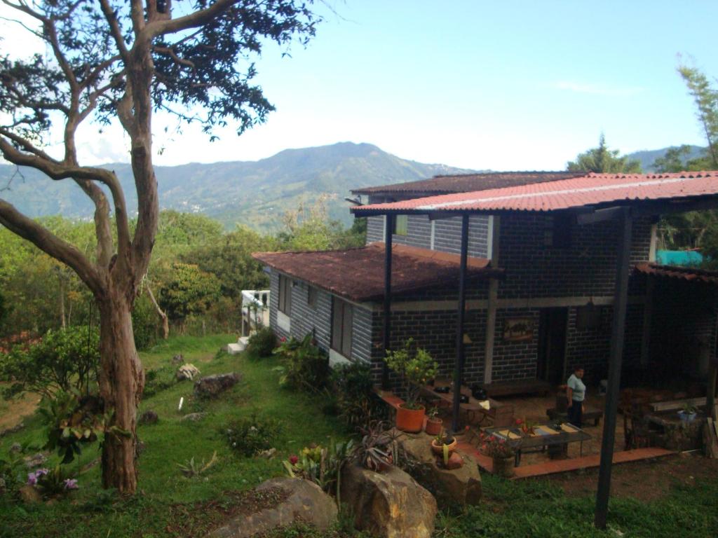 una casa con una montaña al fondo en Full house, 