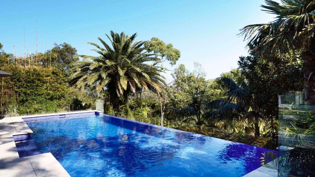 The swimming pool at or close to Palm Beach Tranquility