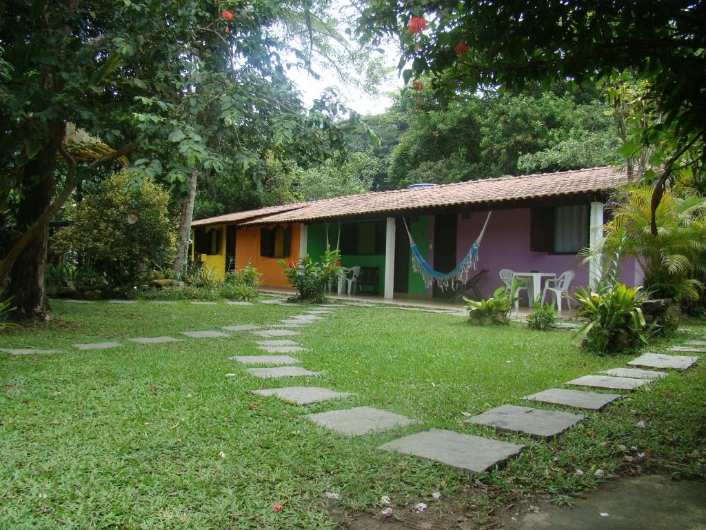 uma casa com um caminho de pedra em frente em Pousada Sitio das Flores em Trindade