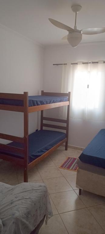 En eller flere senge i et værelse på Nostra casa Peruibe