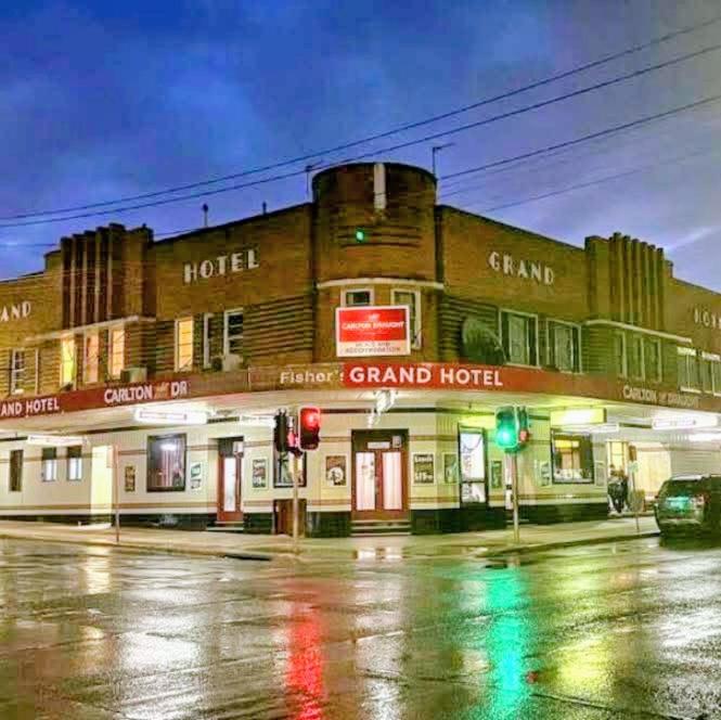 ein Gebäude auf einer Straße mit grüner Ampel in der Unterkunft Bega Grand Hotel in Bega