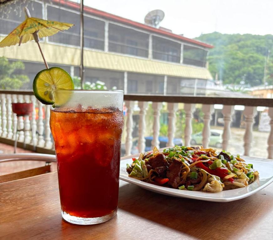 コロールにあるS&C Hotel Suites and Apartmentsのテーブルに並べた飲み物