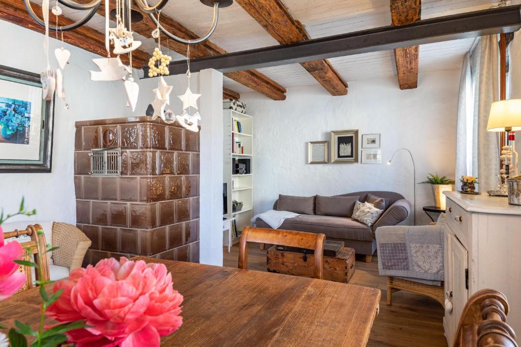 a living room with a table and a couch at Kleiner Hof Vergissmeinnicht in Königschaffhausen