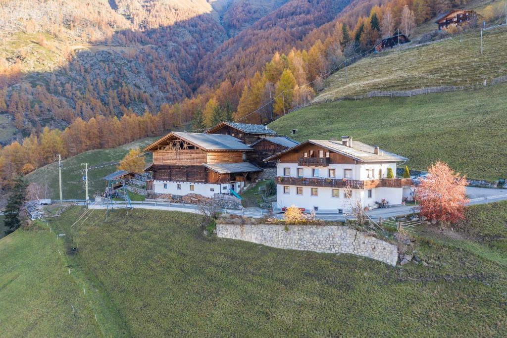 una vista aerea di una casa su una collina di Untervernatsch Fewo Enzian a Senales