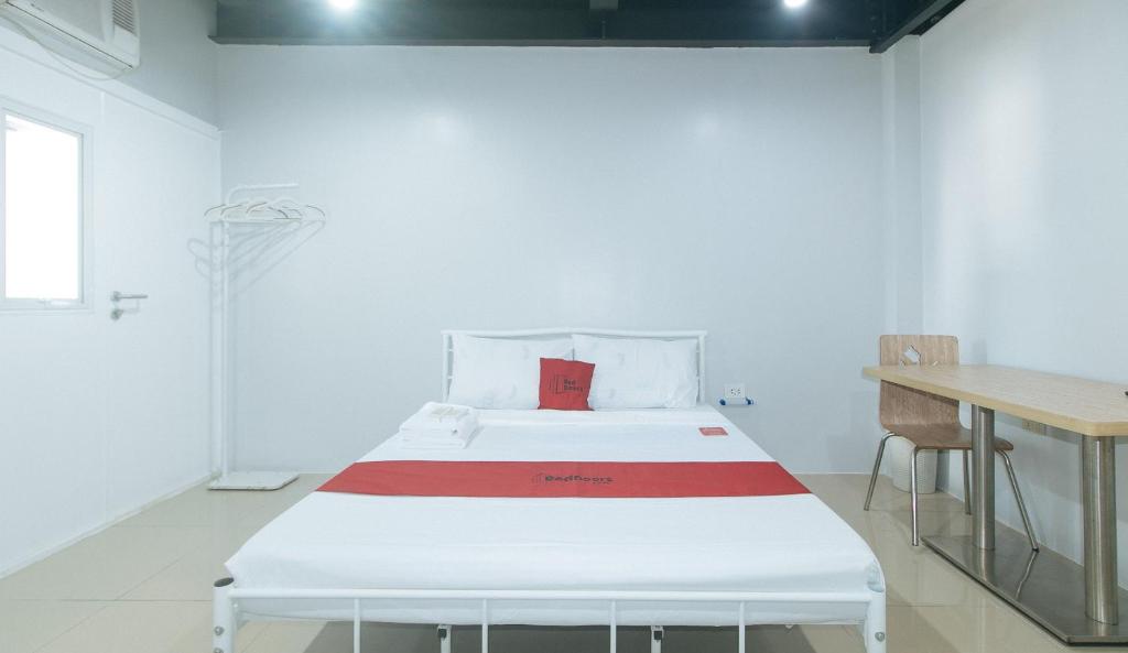 Postel nebo postele na pokoji v ubytování RedDoorz at Coral Tree Residences