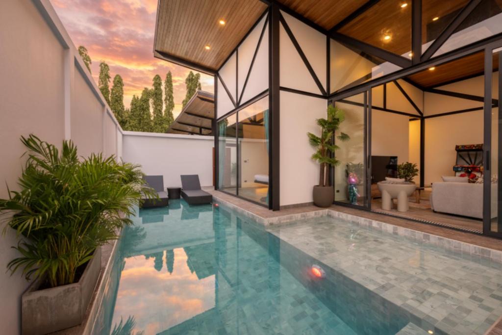 Bazén v ubytování Modern 4-Bedroom Solar Villa with Pool & Game Zone at Sunset Garden 15 nebo v jeho okolí