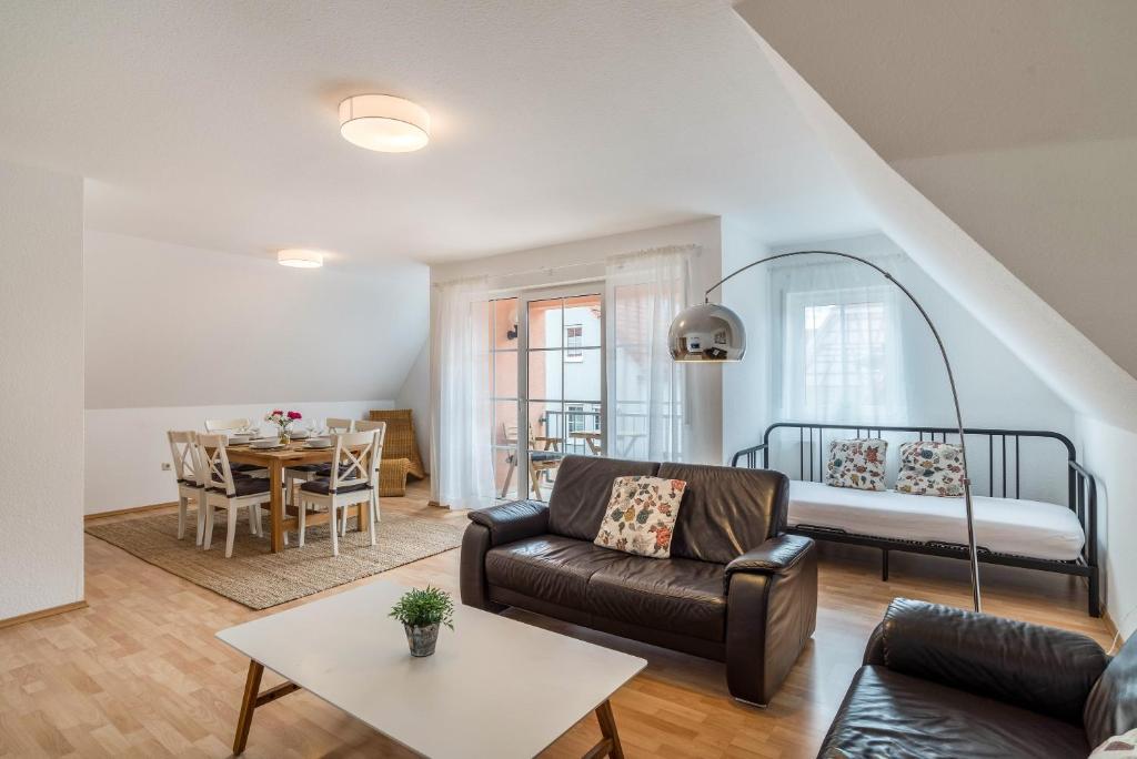 ein Wohnzimmer mit Couch und Tisch in der Unterkunft Aposto Apartments 3 in Oberderdingen