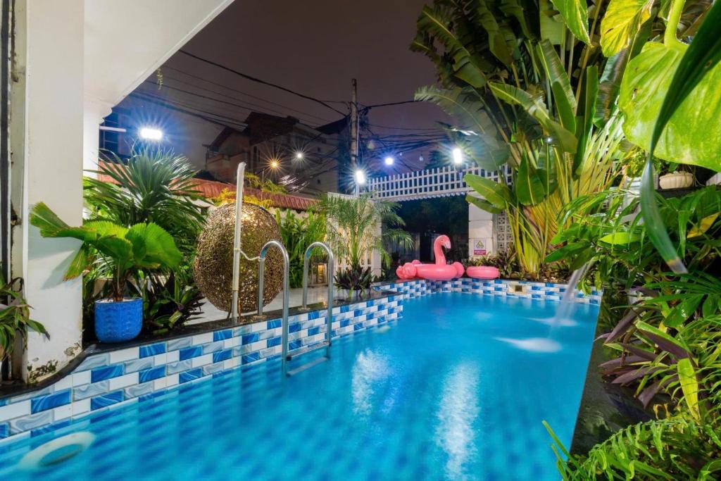 a pool in the middle of a building with plants at Biệt thự hồ bơi cho du khách bãi sau in Vung Tau