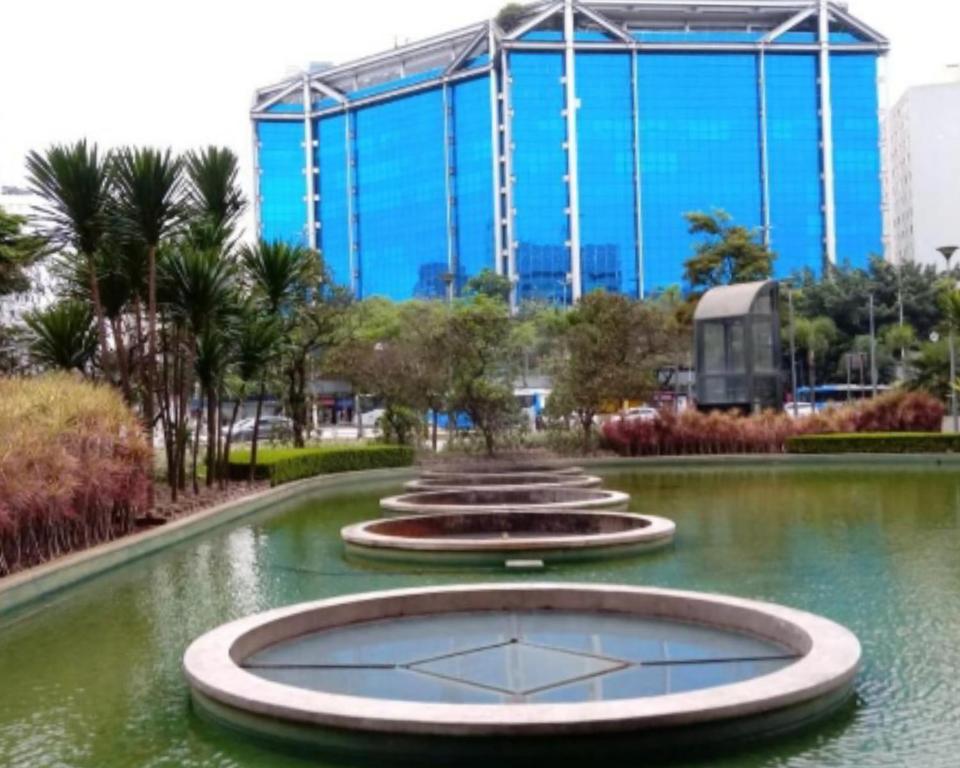 une fontaine dans l'eau devant un bâtiment dans l'établissement Flat Mina de Ouro - 300m Metrô Conceição CEA 7min SP Expo ao lado Congonhas, à São Paulo