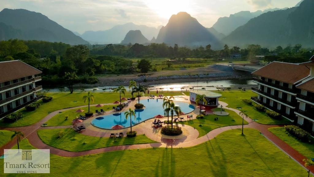 une vue aérienne d'une station balnéaire avec des montagnes en arrière-plan dans l'établissement Tmark Resort Vangvieng, à Vang Vieng