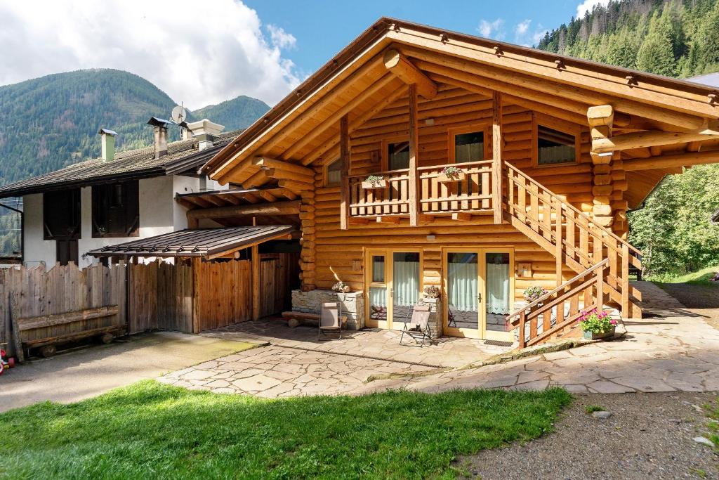 a log cabin with a porch and a balcony at Agritur Cazzuffi in Peio