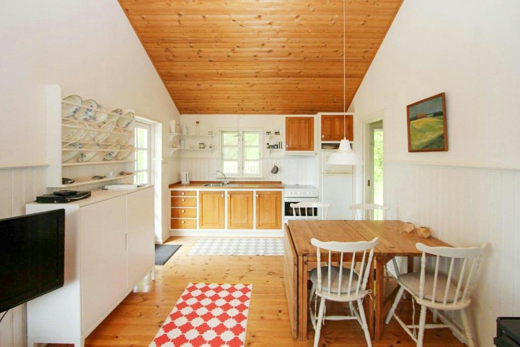 Kuchyň nebo kuchyňský kout v ubytování Authentic Cottage Close To The Beach On Samsø