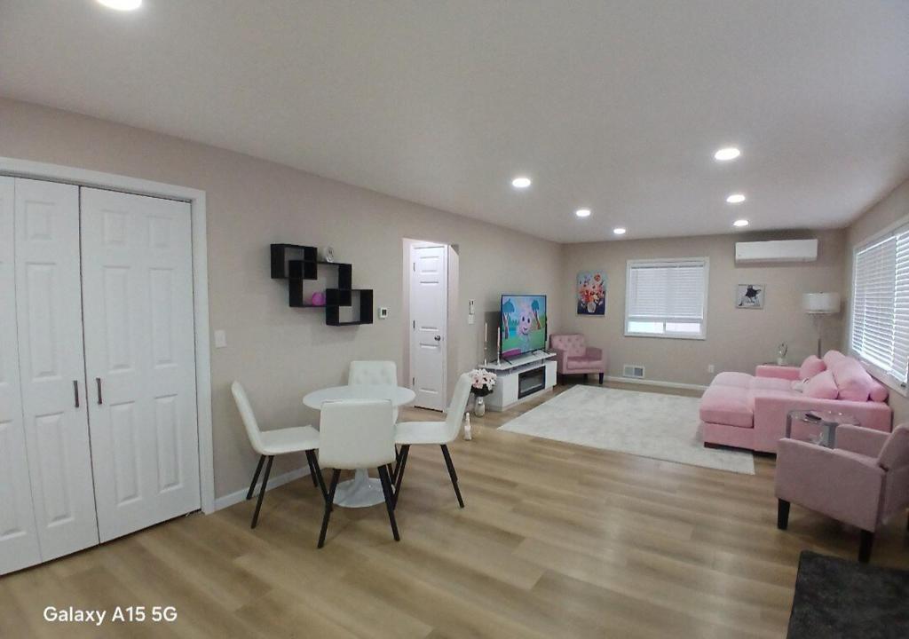 Ένα ή περισσότερα κρεβάτια σε δωμάτιο στο Pretty in Pink in Bismarck