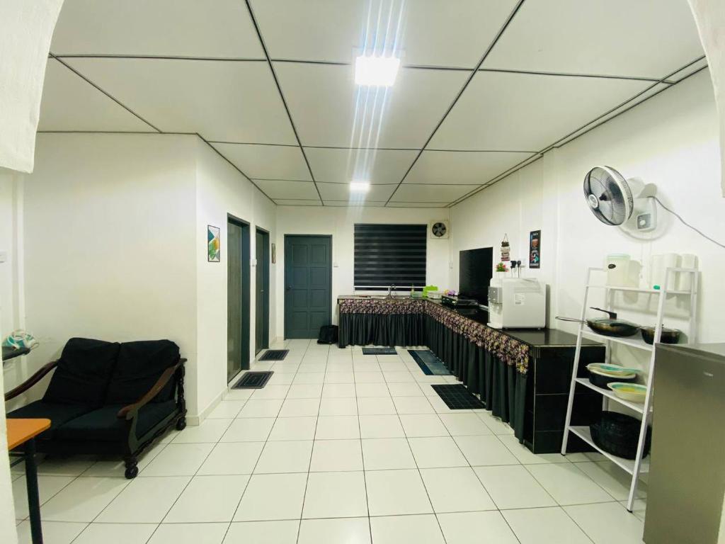 Η κουζίνα ή μικρή κουζίνα στο Homestay Indah Jaya Sandakan