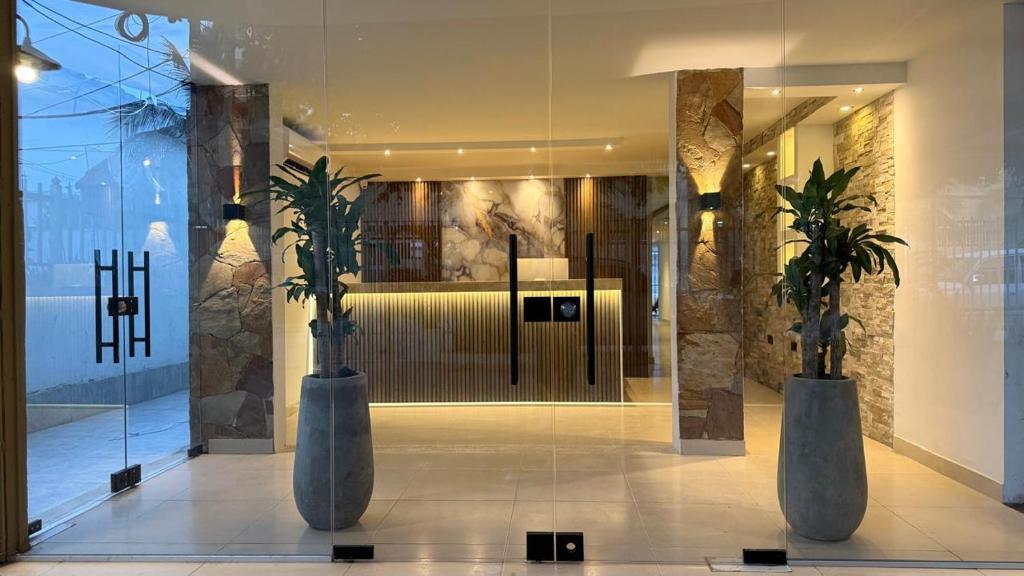 zwei große Vasen mit Pflanzen in einer Lobby in der Unterkunft Arcadia Hotel in Cartagena de Indias