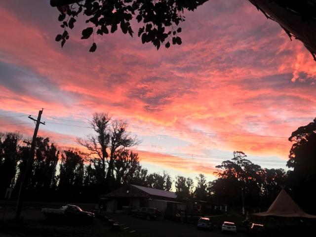 Η ανατολή ή δύση του ηλίου όπως φαίνεται από αυτή η παραθεριστική κατοικία ή από εκεί κοντά