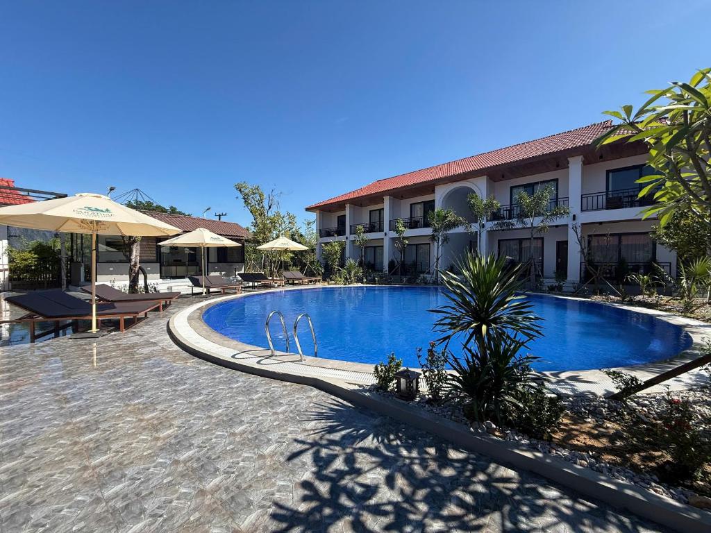 une piscine devant un hôtel dans l'établissement Paradise Mountain View Resort, à Vang Vieng