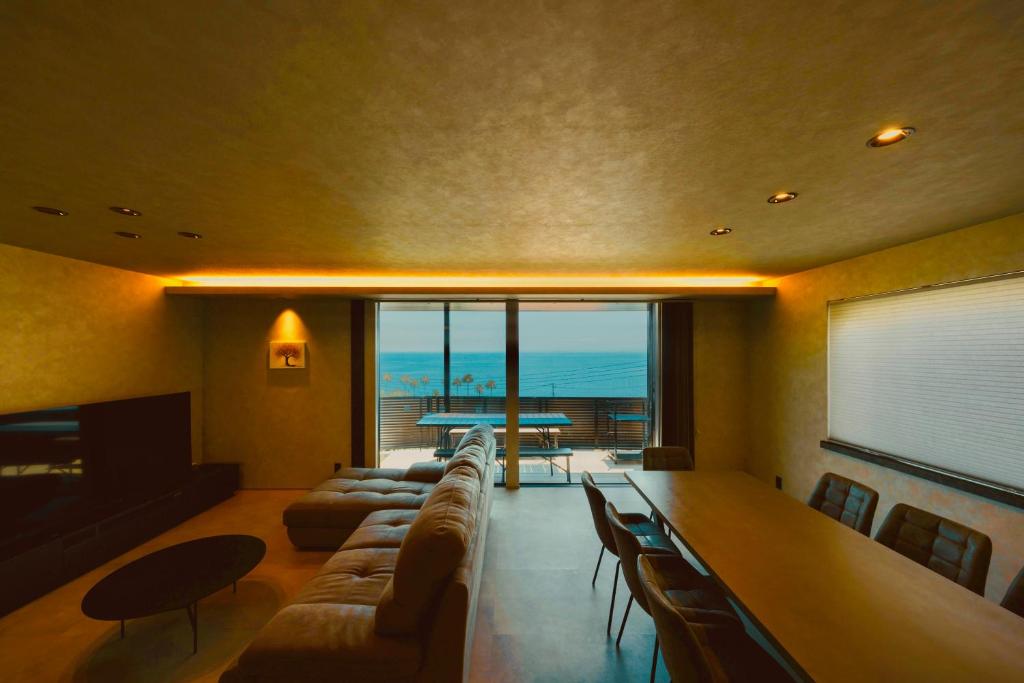 Posezení v ubytování AWAJI OCEAN BASE east coast
