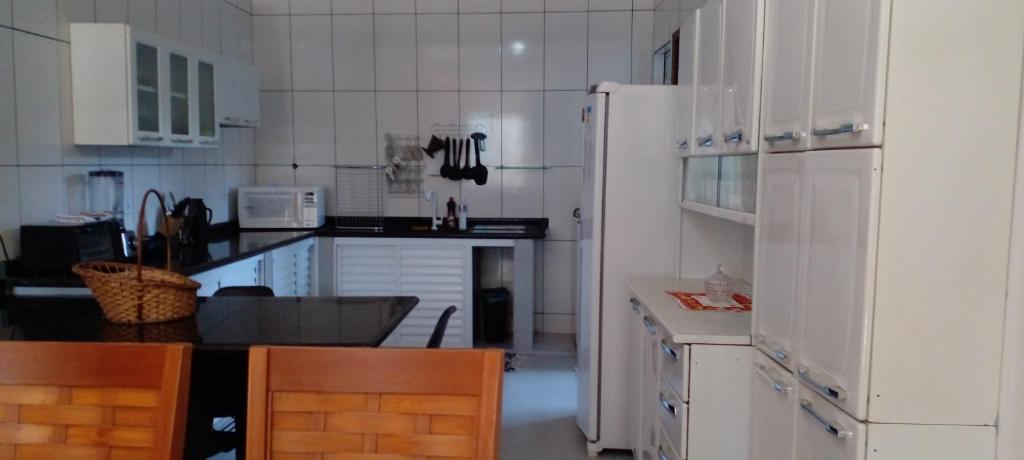 Köök või kööginurk majutusasutuses Casa confortável com churrasqueira, wifi e ar condicionado